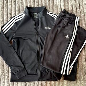 Size Medium ADIDAS TRACKSUIT